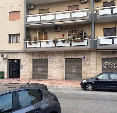 negozio in affitto a Taranto in zona Tre Carrare-Battisti