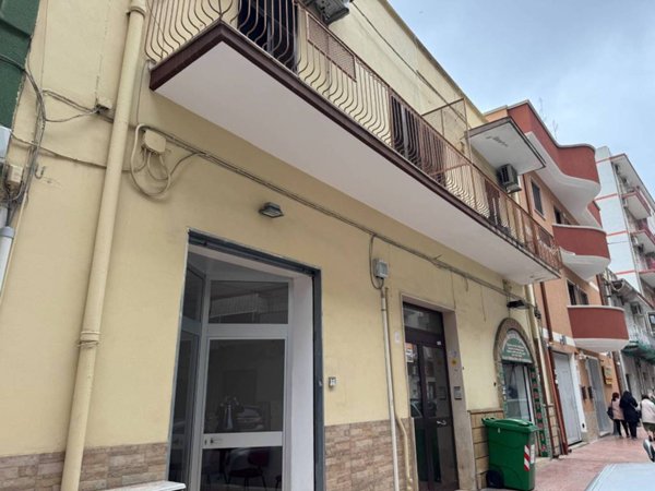 negozio in affitto a Taranto in zona Tre Carrare-Battisti
