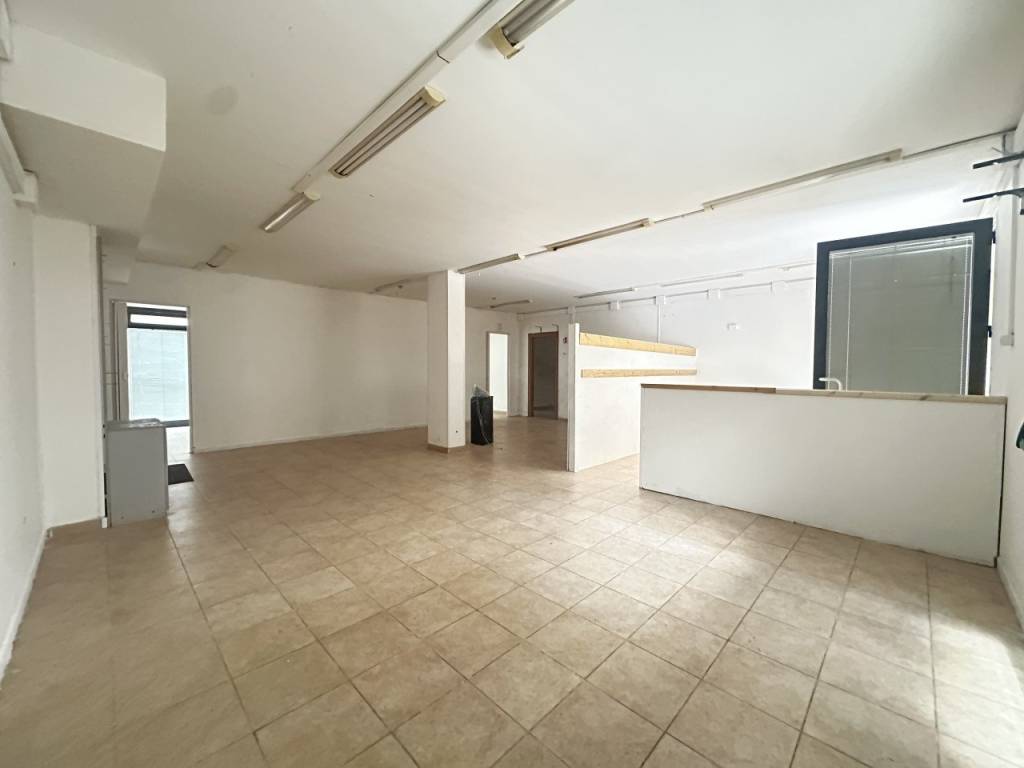 negozio in affitto a Taranto in zona Solito-Corvisea