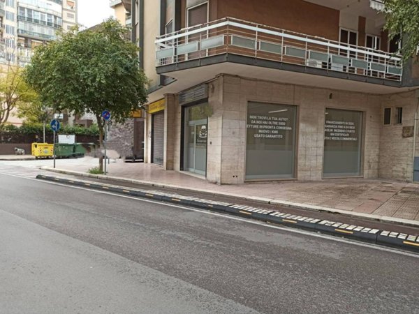 negozio in affitto a Taranto in zona Tre Carrare-Battisti