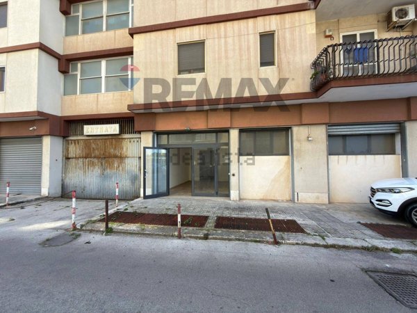 locale commerciale in affitto a Taranto in zona Tre Carrare-Battisti