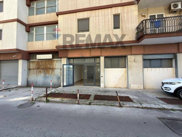 negozio in affitto a Taranto in zona Tre Carrare-Battisti