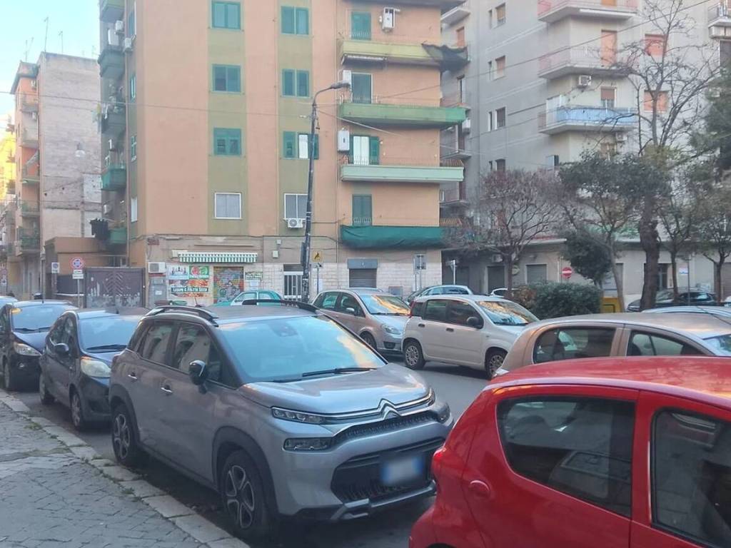 negozio in affitto a Taranto in zona Tre Carrare-Battisti