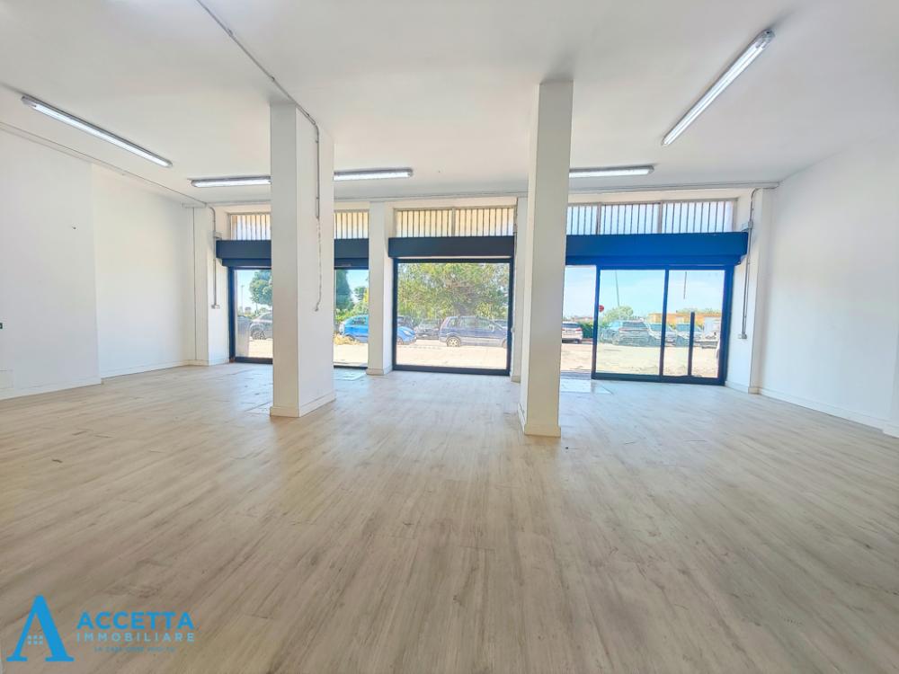 negozio in affitto a Taranto in zona Lama