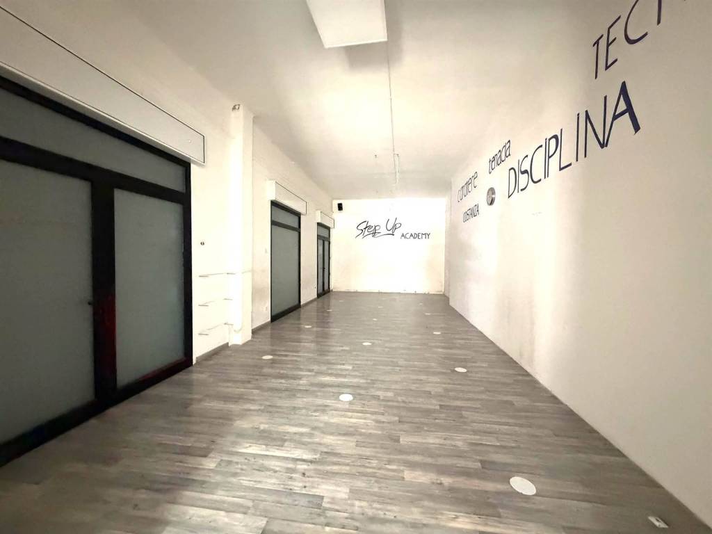 negozio in affitto a Taranto in zona Tre Carrare-Battisti