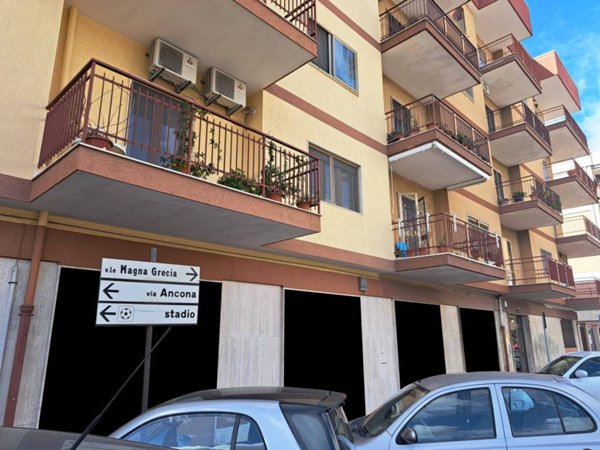 locale commerciale in affitto a Taranto in zona Italia-Montegranaro