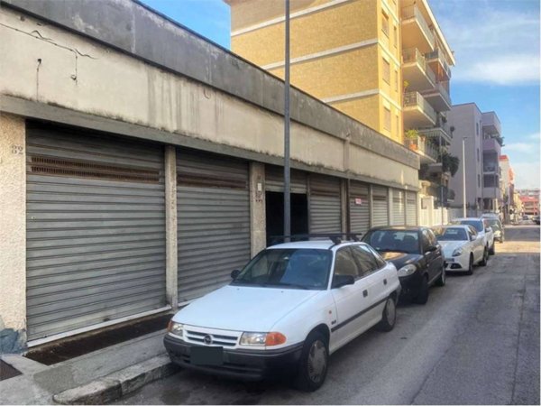 negozio in affitto a Brindisi in zona Cappuccini