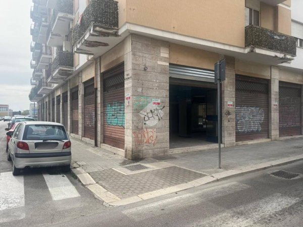 negozio in affitto a Brindisi in zona Commenda