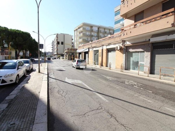 negozio in affitto a Brindisi in zona Bozzano