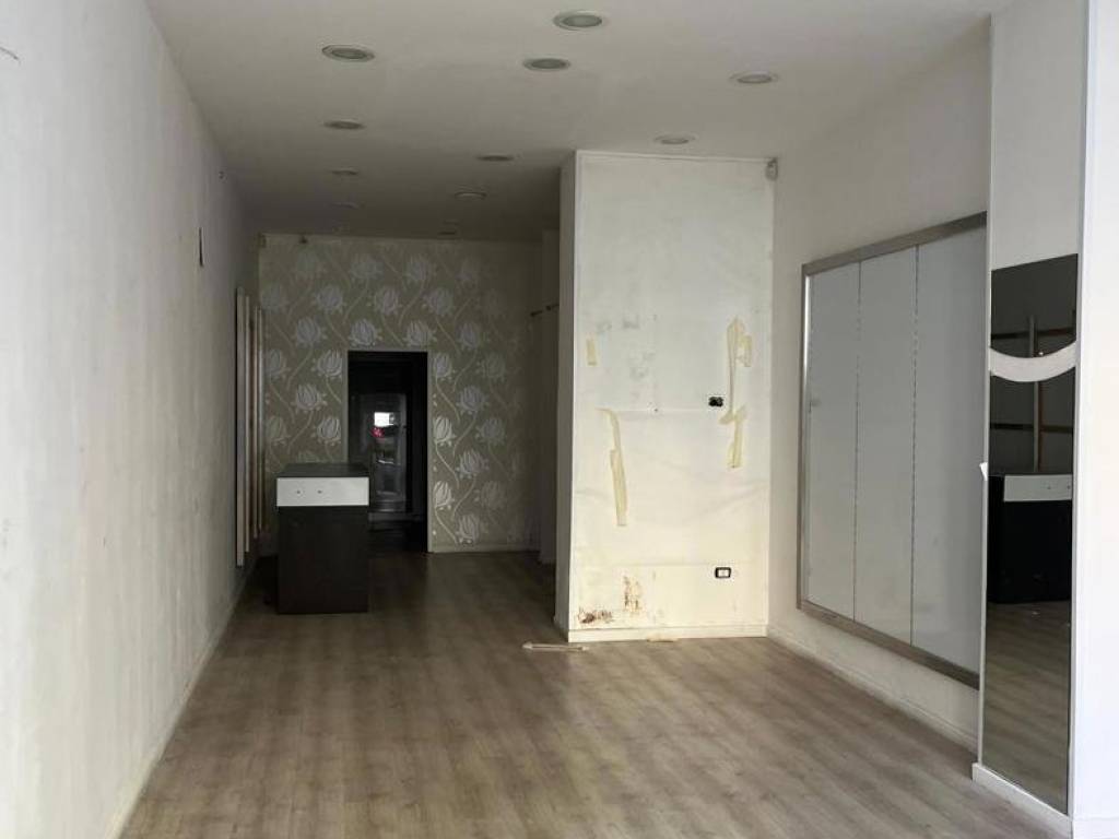 negozio in affitto a Brindisi in zona Centro Città