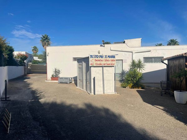 negozio in affitto ad Ostuni in zona Rosa Marina