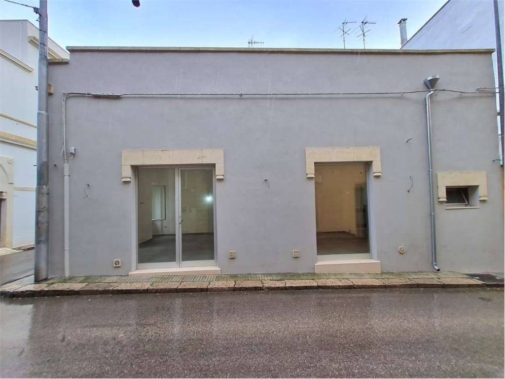 negozio in affitto ad Aradeo