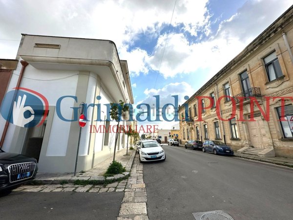 locale commerciale in affitto a Campi Salentina