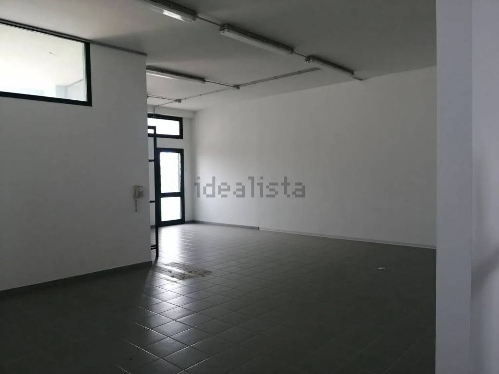 negozio in affitto a Carmiano in zona Magliano