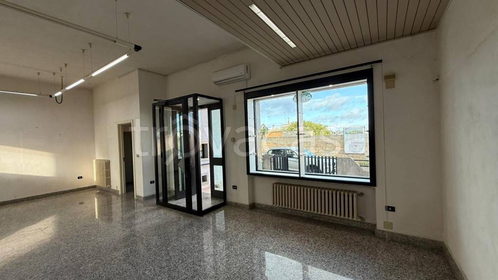 negozio in affitto a Castrignano del Capo