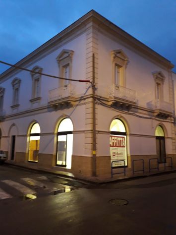 locale commerciale in affitto a Copertino