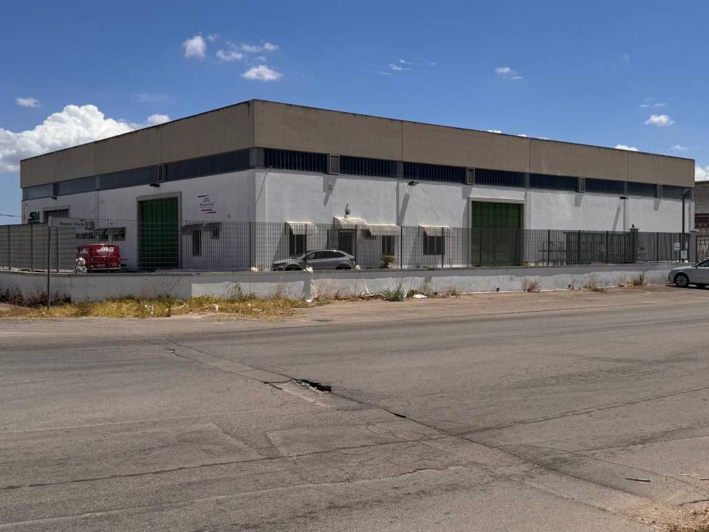 locale commerciale in affitto a Copertino