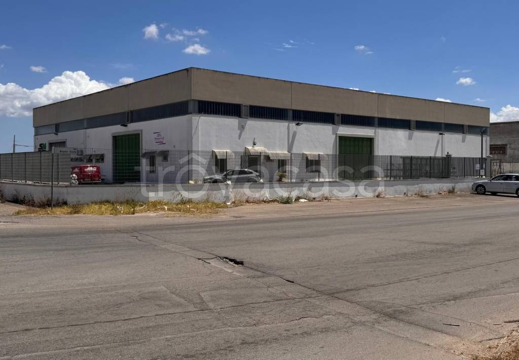 locale commerciale in affitto a Copertino