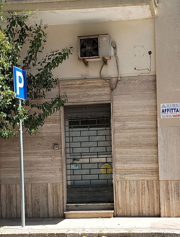 locale commerciale in affitto a Galatina
