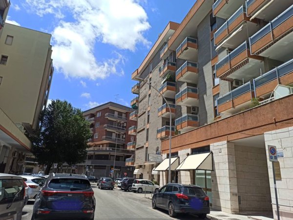 negozio in affitto a Lecce in zona Ariosto