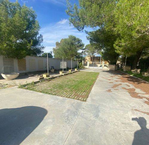 locale commerciale in affitto a Lecce in zona Rudiae