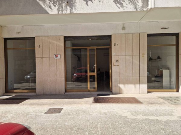 negozio in affitto a Lecce in zona Ariosto