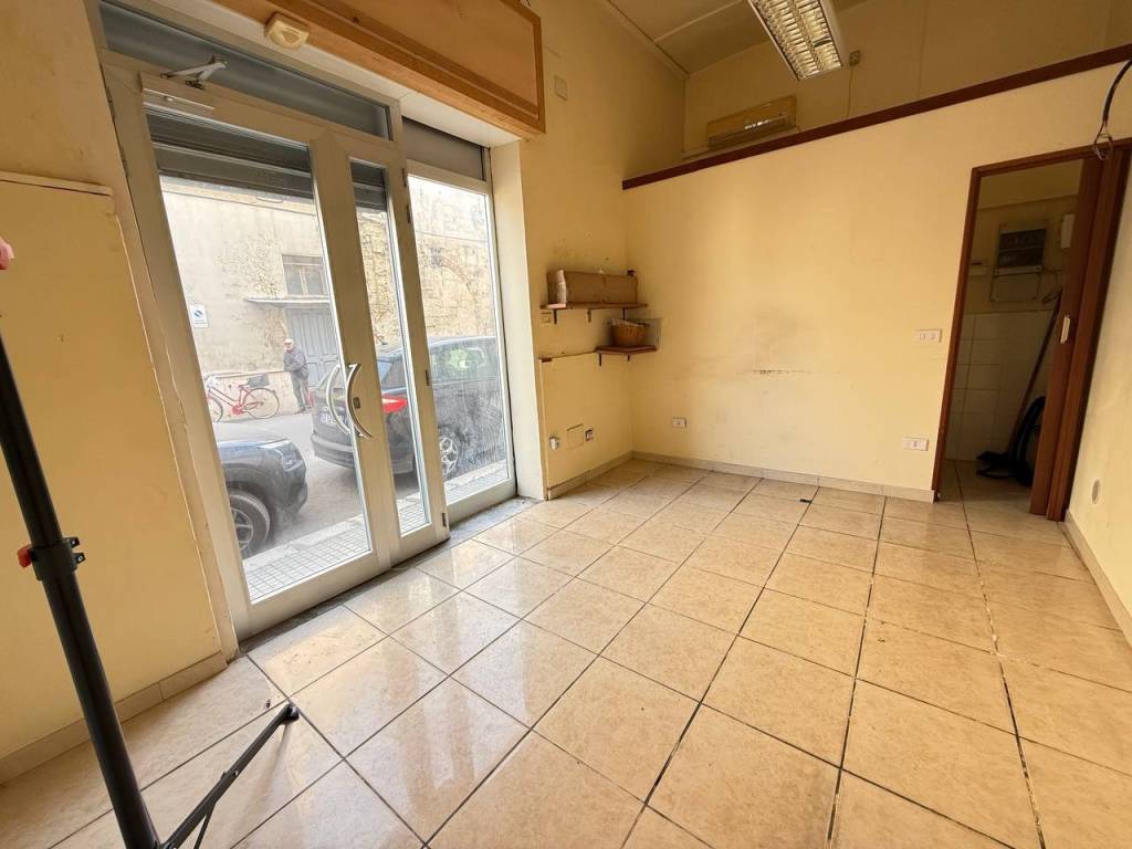 negozio in affitto a Lecce in zona Rudiae