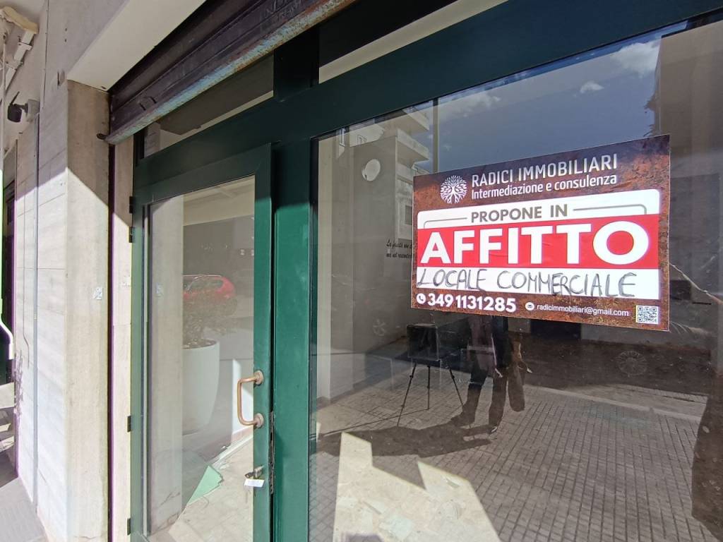 negozio in affitto a Lecce in zona Ariosto