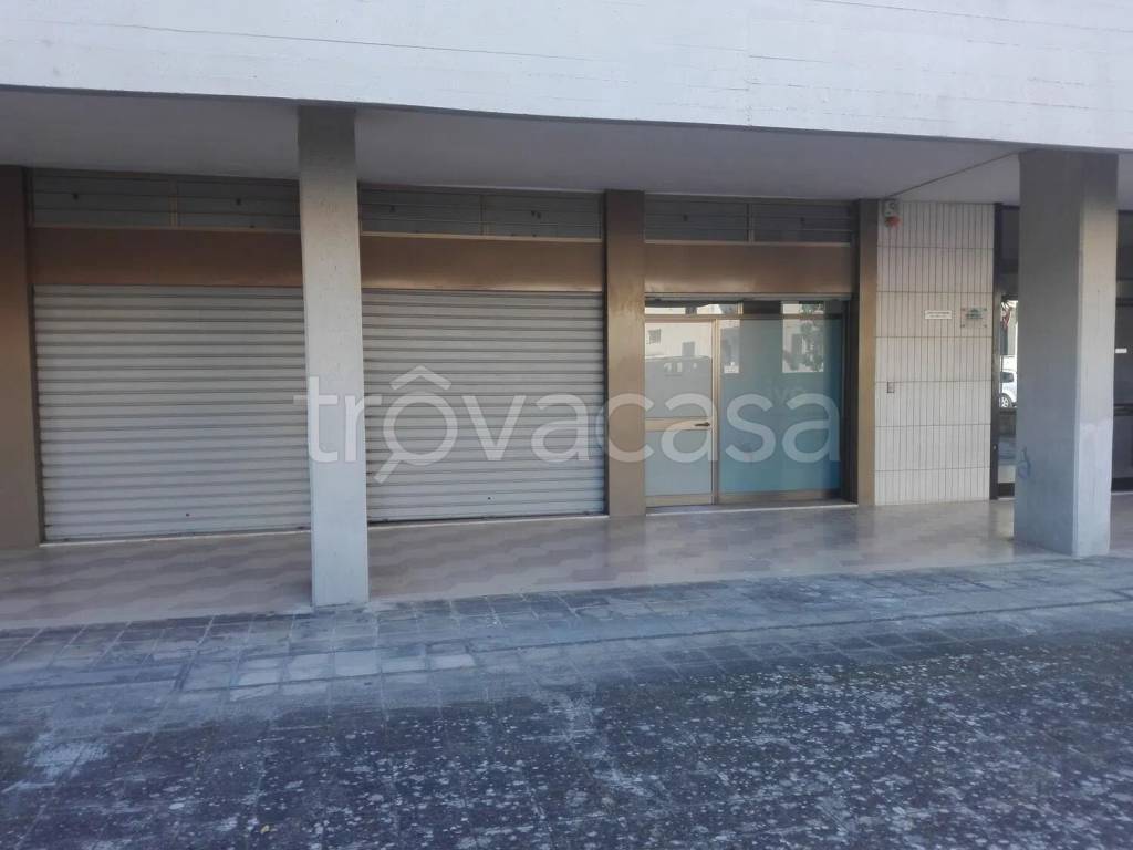 negozio in affitto a Lecce in zona Santa Rosa