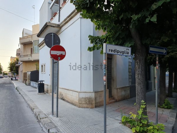 locale commerciale in affitto a Lecce in zona Rudiae
