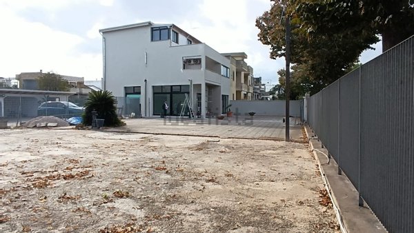 locale commerciale in affitto a Lecce