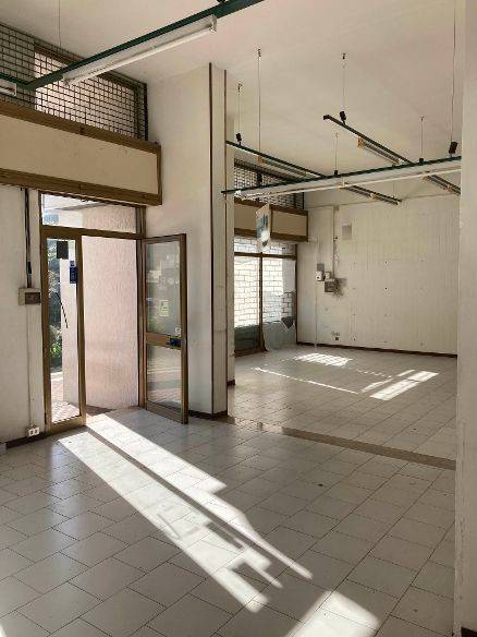 negozio in affitto a Lecce in zona Leuca