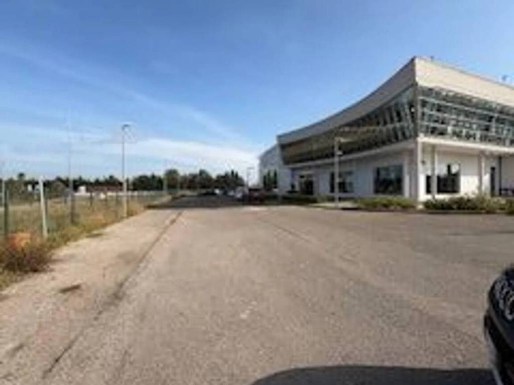 negozio in affitto a Lecce in zona Villa Convento