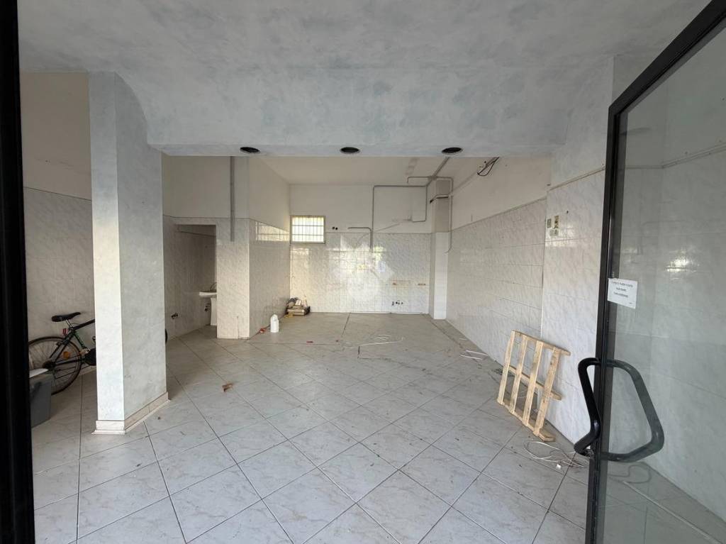 negozio in affitto a Lecce in zona Rudiae
