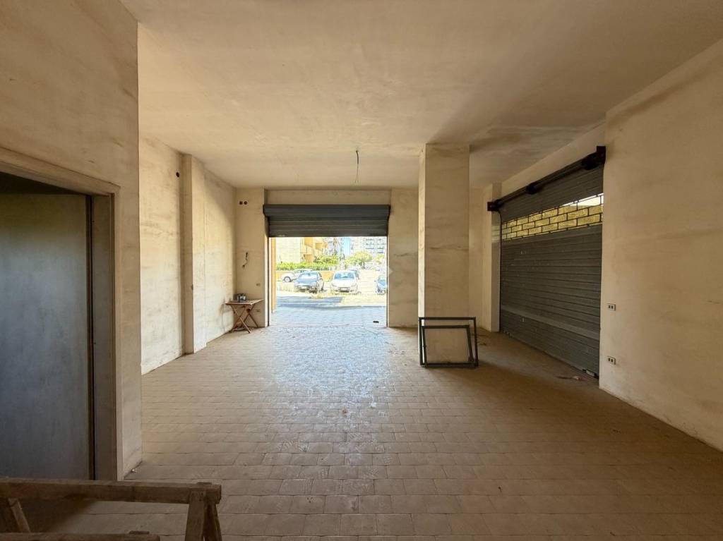 negozio in affitto a Lecce in zona Rudiae