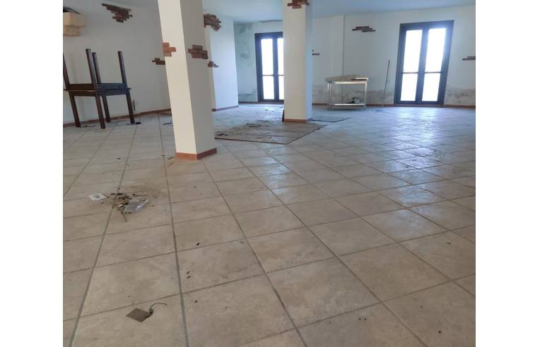 negozio in affitto a Lizzanello in zona Merine