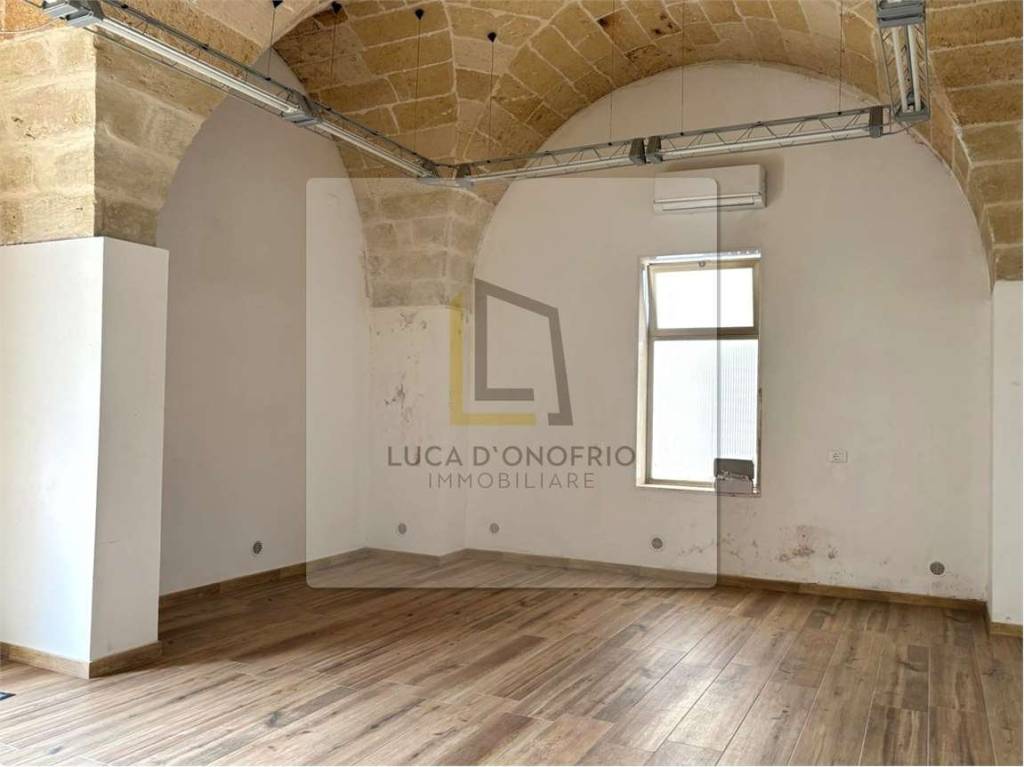 negozio in affitto a Lizzanello in zona Merine