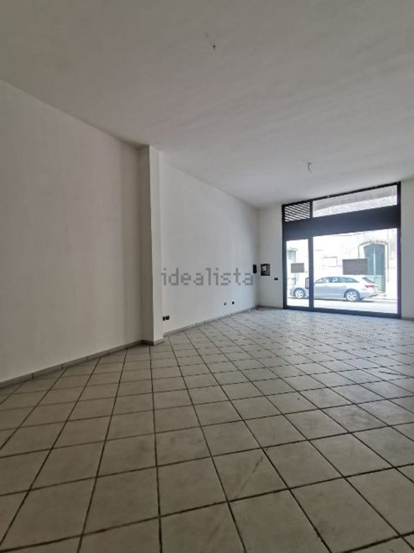 locale commerciale in affitto a Maglie