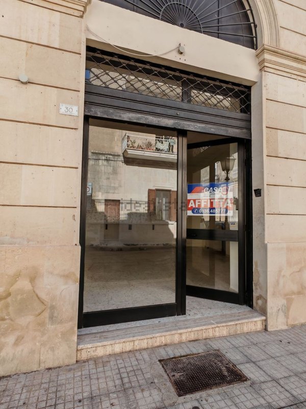 locale commerciale in affitto a Maglie
