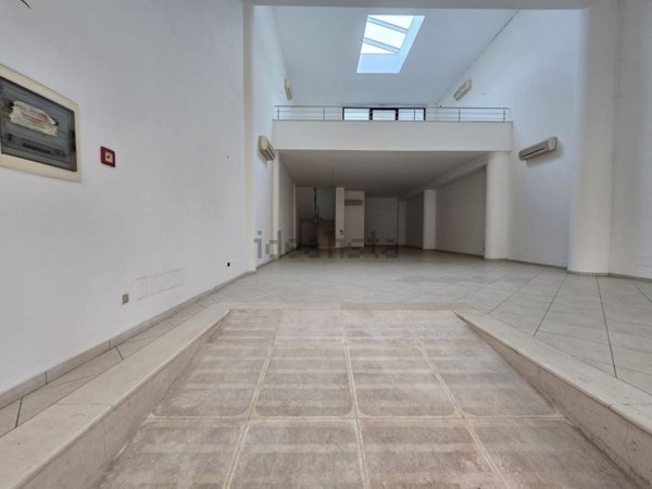 locale commerciale in affitto a Maglie