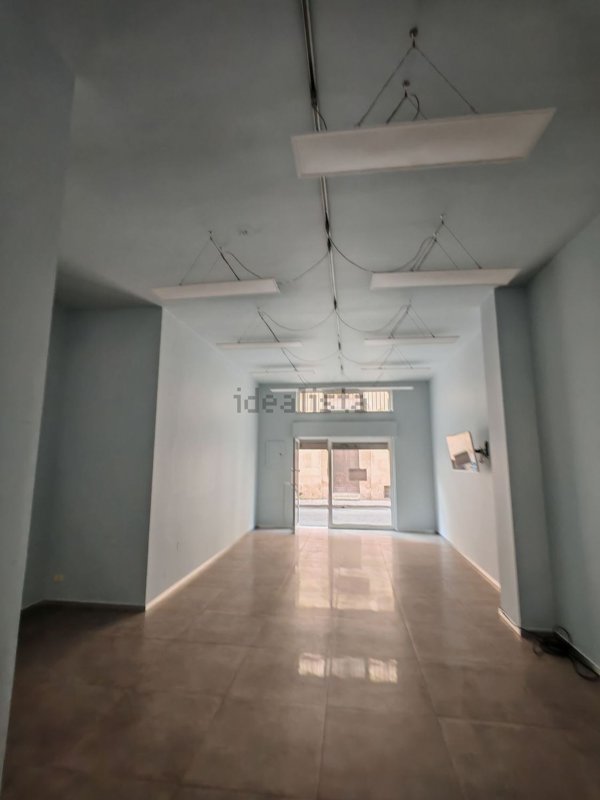 locale commerciale in affitto a Maglie