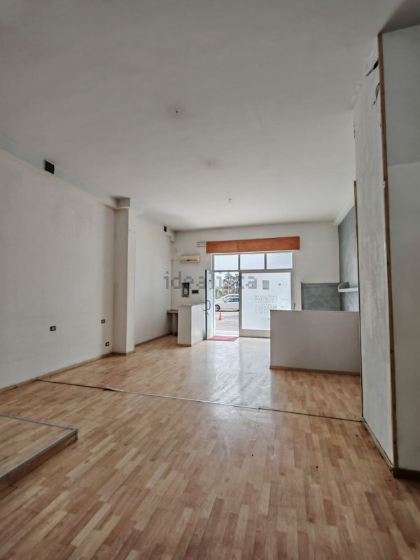 locale commerciale in affitto a Maglie