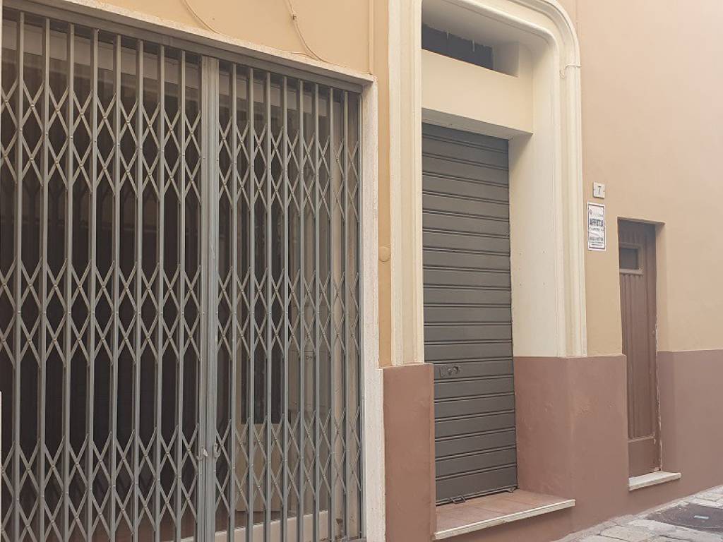 negozio in affitto a Parabita