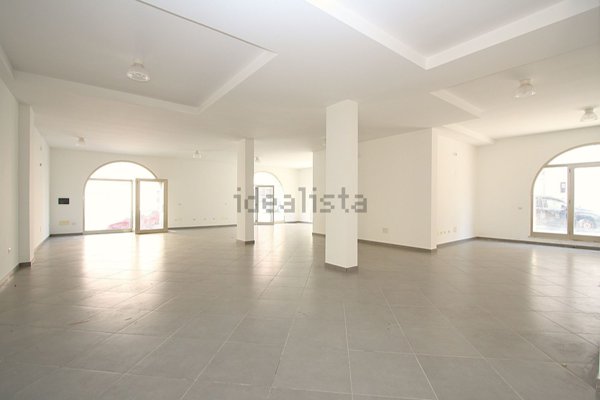 locale commerciale in affitto a Parabita