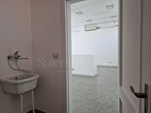 negozio in affitto a Parabita