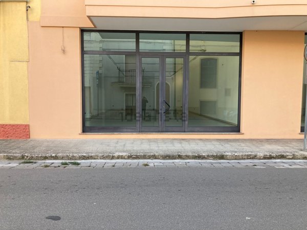 locale commerciale in affitto a Ruffano