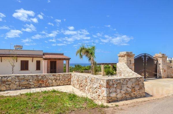 casa indipendente in affitto a Salve in zona Torre Pali