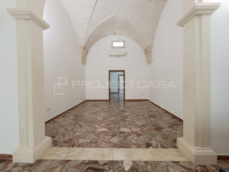 locale commerciale in affitto a Scorrano
