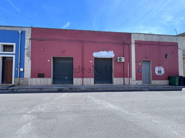 locale commerciale in affitto a Squinzano