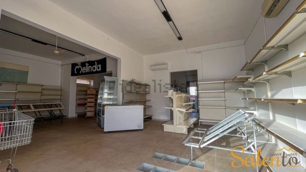 locale commerciale in affitto a Taviano